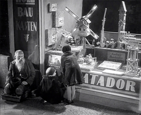 Витрина с наборами Matador в венском магазине игрушек. 1931 год